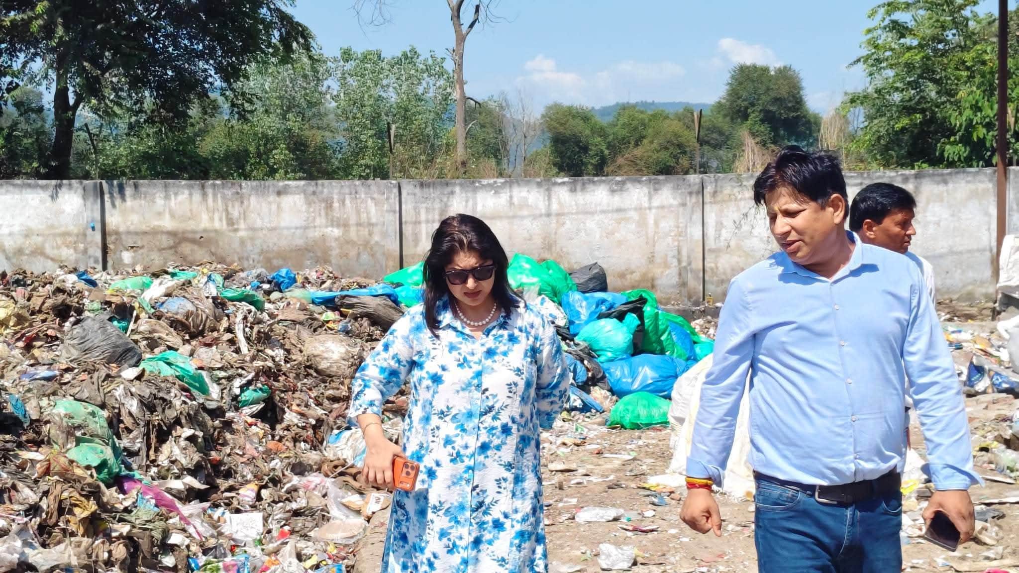 बल्ह घाटी के कंसा में डंपिंग साइट का निरीक्षण करते उपमंड अधिकारी ना. सदरऔर जिला परिषद सदस्य अनि
