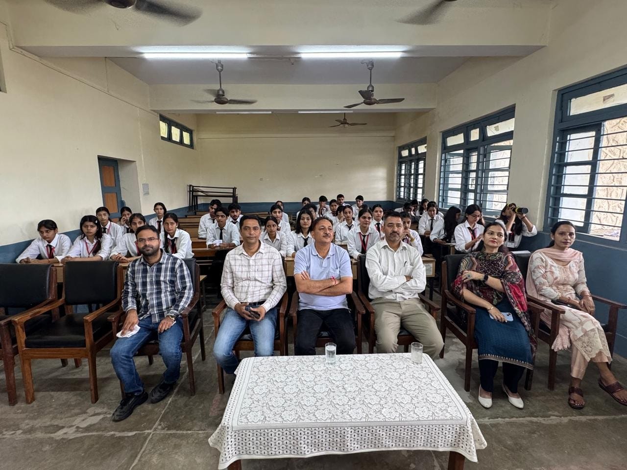 बिलासपुर कॉलेज में सूक्ष्मजीव दिवस पर आयोजित कार्यक्रम में उपस्थित विद्यार्थी व अन्य। स्रोत: कॉ