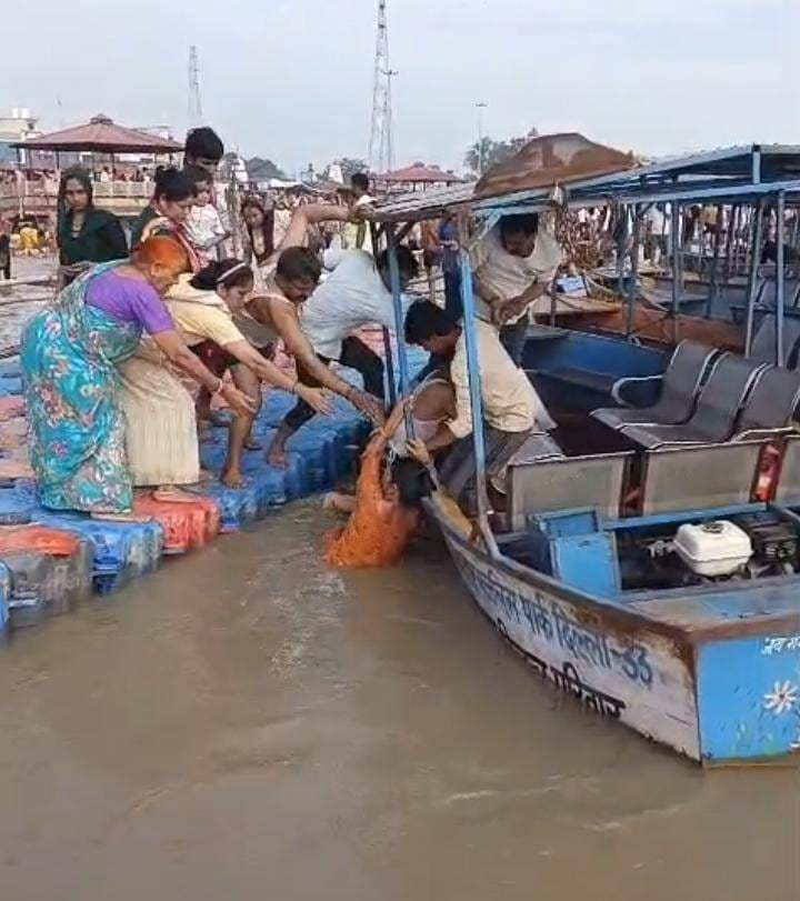 ब्रजघाट गंगा में डूबे श्रद्धालुओं को बचाते गोताखोर। स्रोत वीडियो ग्रैब