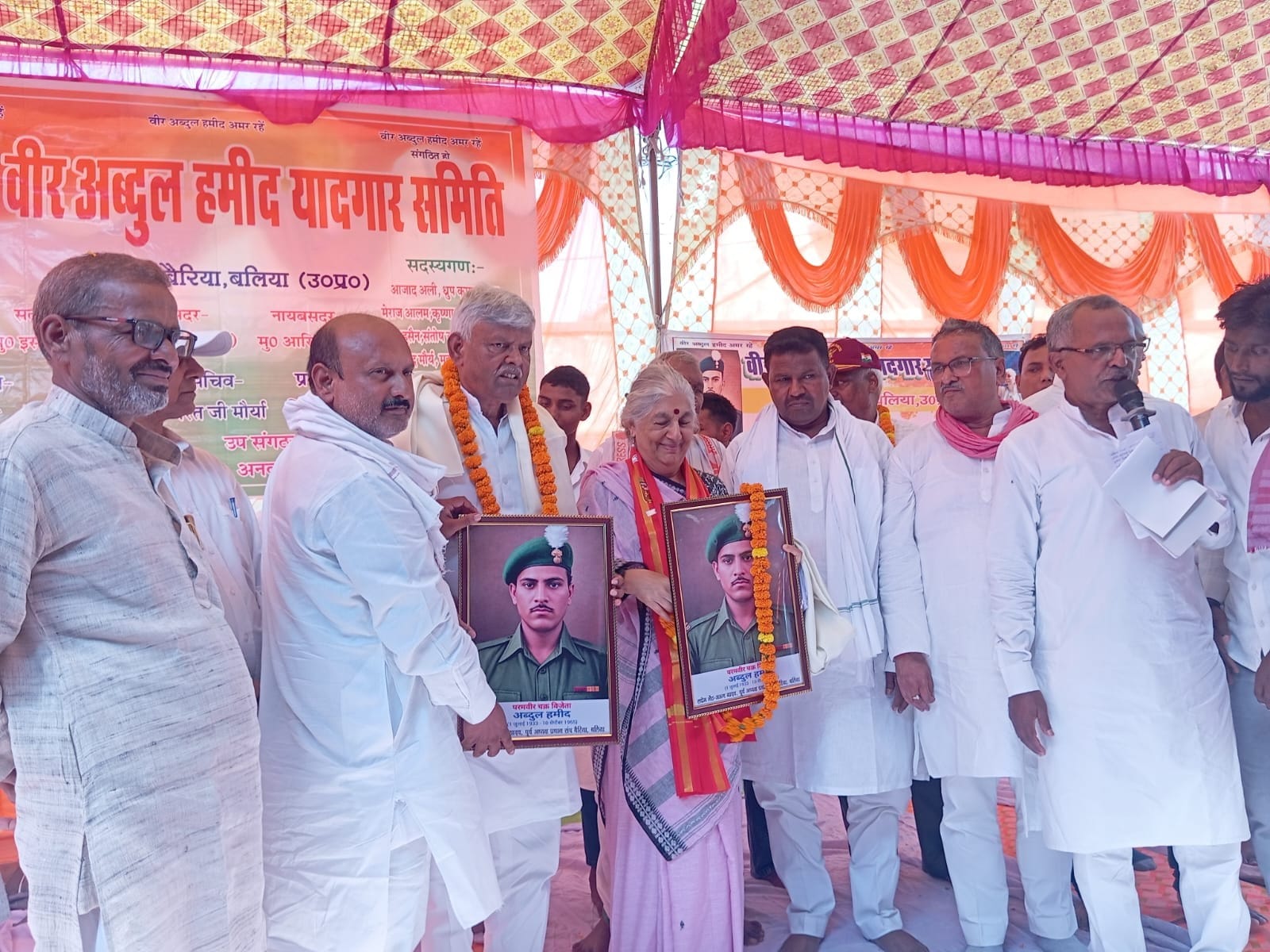 बैरिया क्षेत्र ग्राम सभा मधुबनी महंथ जी के मठिया प्रांगण में शनिवार को वीर शहीद अब्दुल हमीद का 