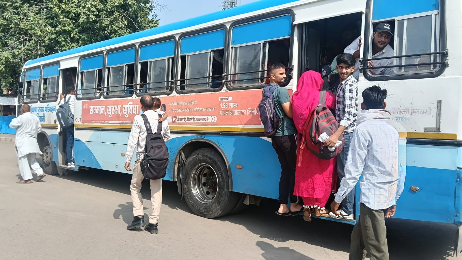 बस के पायदान पर खड़ी हो सफर करती महिला यात्री। 