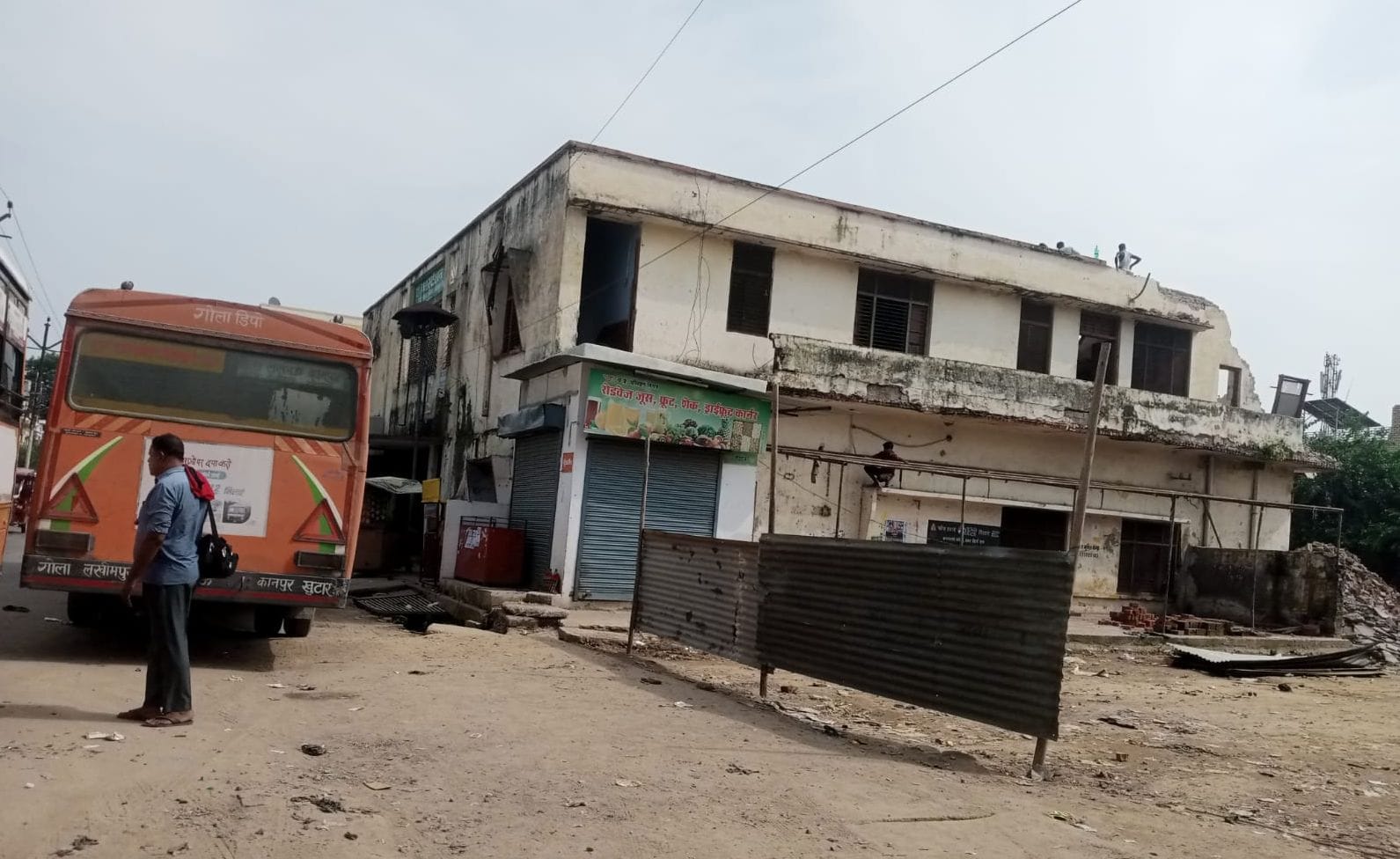 बसें परिसर में न आए इसकी वजह से बंद किया गया रास्ता। संवाद
