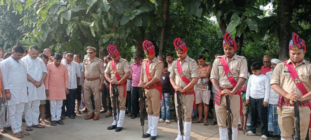 Former MLA Ramlalit Chaudhary bid a final farewell with a guard of honour.