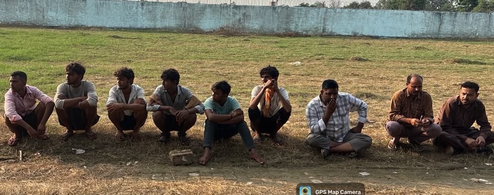 बंद लॉन में नमक से नकली पोटाश बनाने की फैक्टरी में पकड़े गए आरोपी।