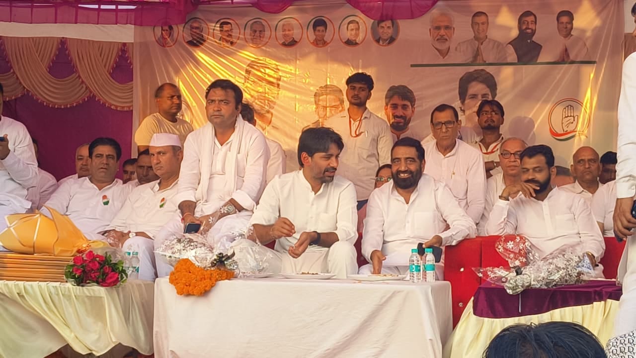 बवानीखेड़ा में आयोजित कांग्रेस कार्यकर्ता सम्मेलन में मंच पर मौजूद नेता।