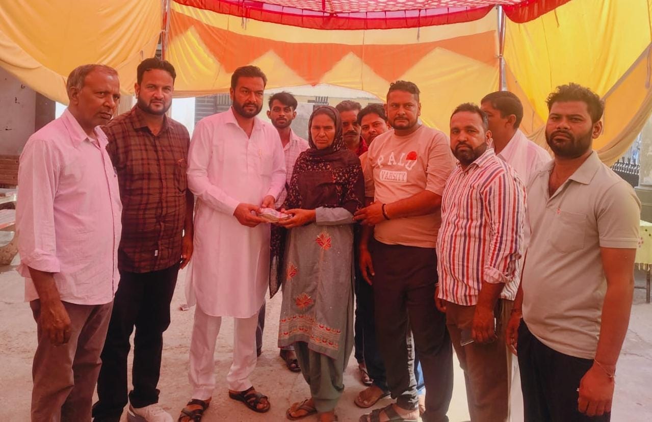 चेक सौंपते हुए समिति सदस्य। विज्ञप्ति