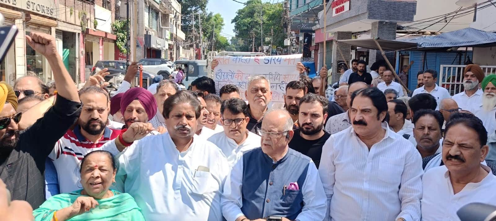 चौपाल पे चर्चा कार्यक्रम में शामिल प्रदेश कांग्रेस अध्यक्ष तारिक हमीद कर्रा और कार्यकारी अध्यक्