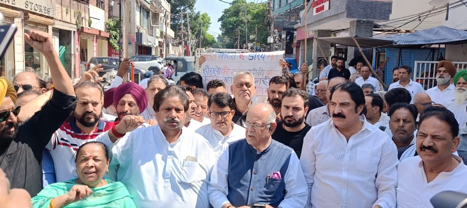 चौपाल पे चर्चा कार्यक्रम में शामिल प्रदेश कांग्रेस अध्यक्ष तारिक हमीद कर्रा और कार्यकारी अध्यक्