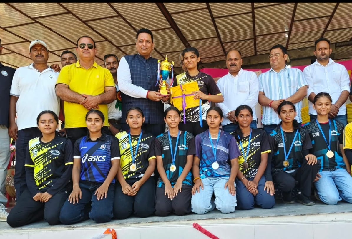 चढ़ीयार में आयोजित छात्राओं की अंडर 19 खेलों के विजेताओं को सम्मानित करते सांसद अनुराग शर्मा।