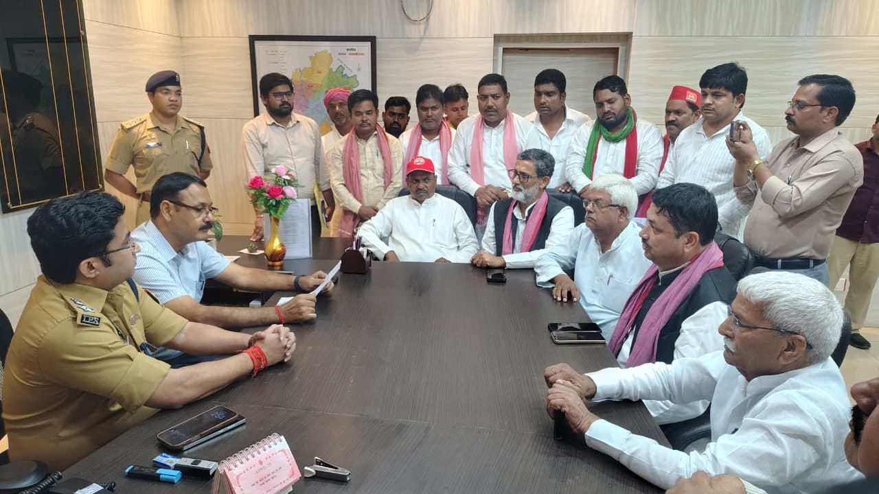 डीएम और एसपी से वार्ता करते सांसद व अन्य
