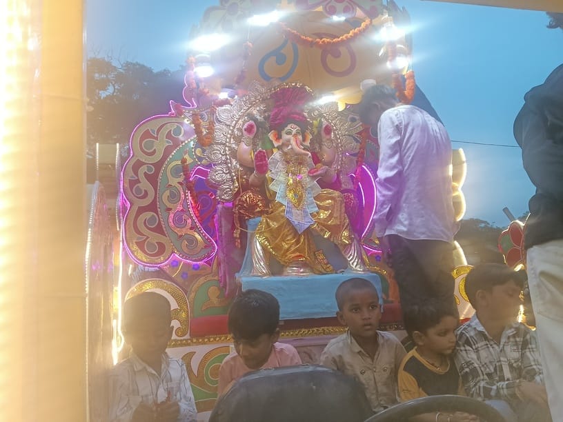डुमरियागंज  में श्रीगणेश की प्रतिमा विसर्जन को लेकर भव्य शोभा यात्रा निकाली गई। स्रोत विज्ञप्त