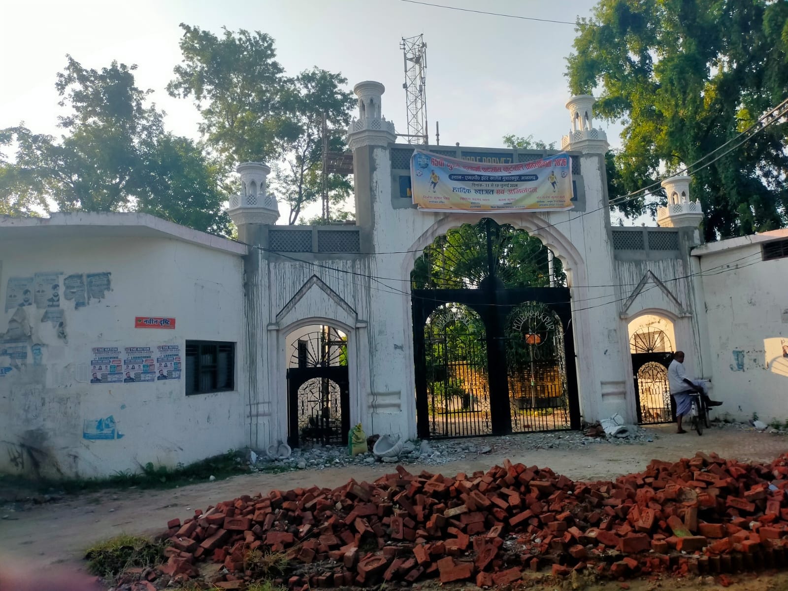एमपी इंटर कालेज मुबारकपुर में कराया जा रहा गेट का निर्माण। संवाद