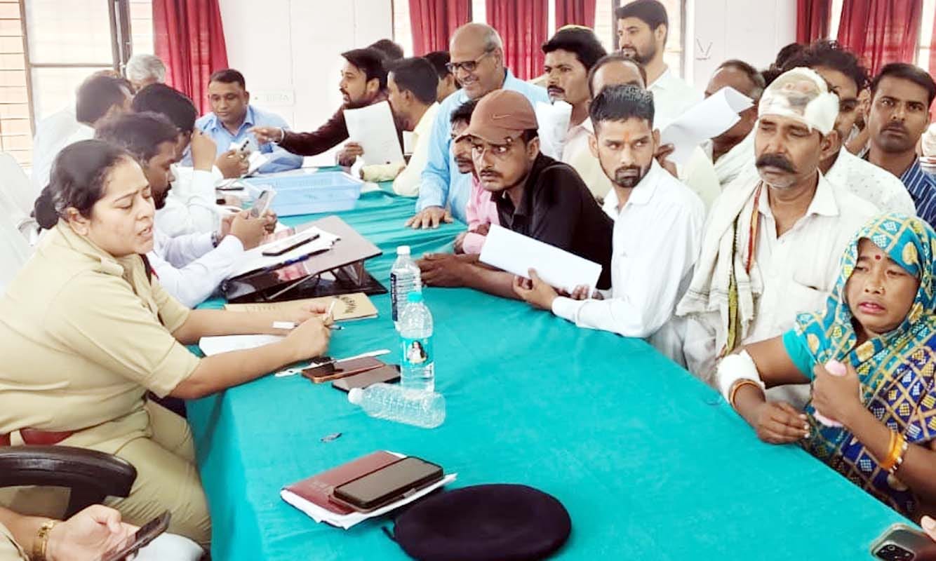 एसपी ग्रामीण से शिकायत करते  खुटार के रंधीर सिंह। संवाद