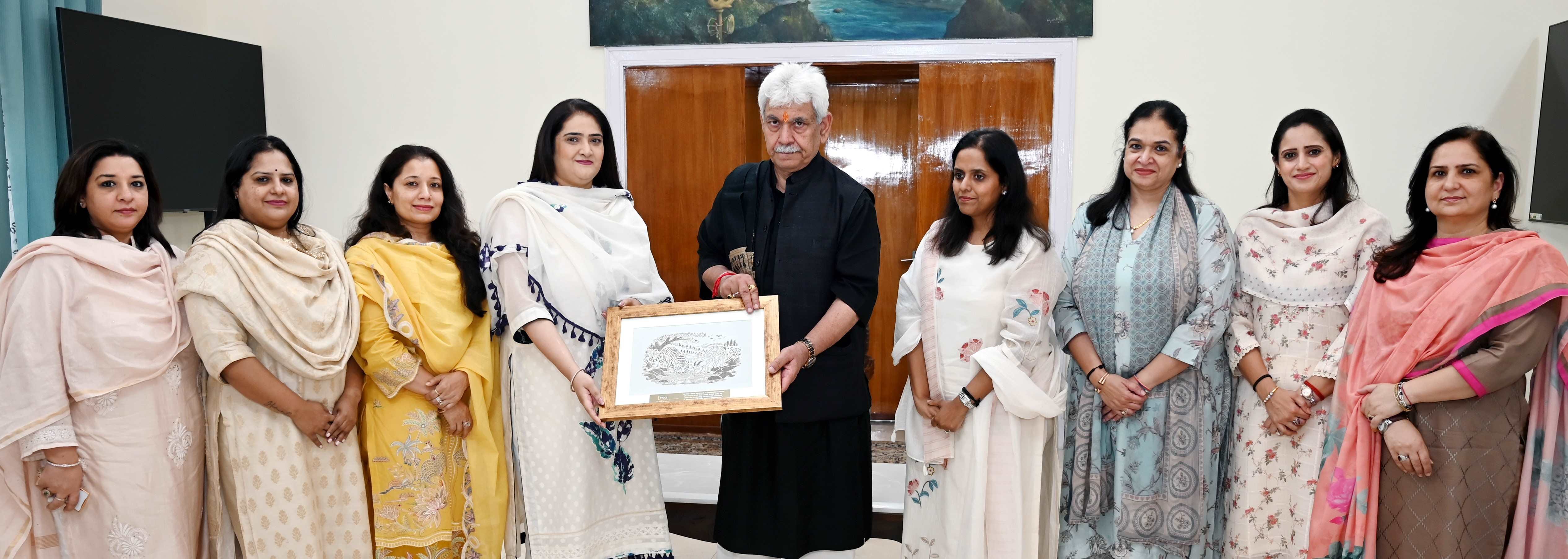 फिक्की फ्लो जम्मू-कश्मीर एवं लद्दाख के पदाधिकारियों ने शनिवार को लोकभवन में एलजी मनोज सिन्हा स