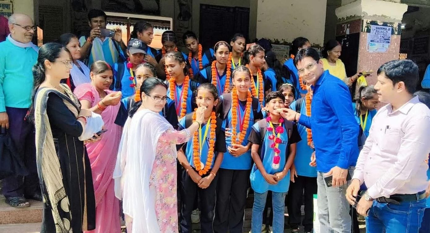 फोटो-06- खागा स्टेशन में छात्राओं का स्वागत करते शिक्षक व अधिकारी।संवाद