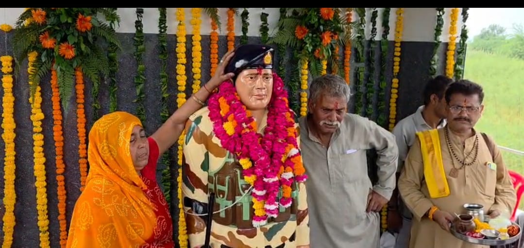 फोटो 1 दिवंगत जवान की प्रतिमा अनावरण पर मौजूद परिजन