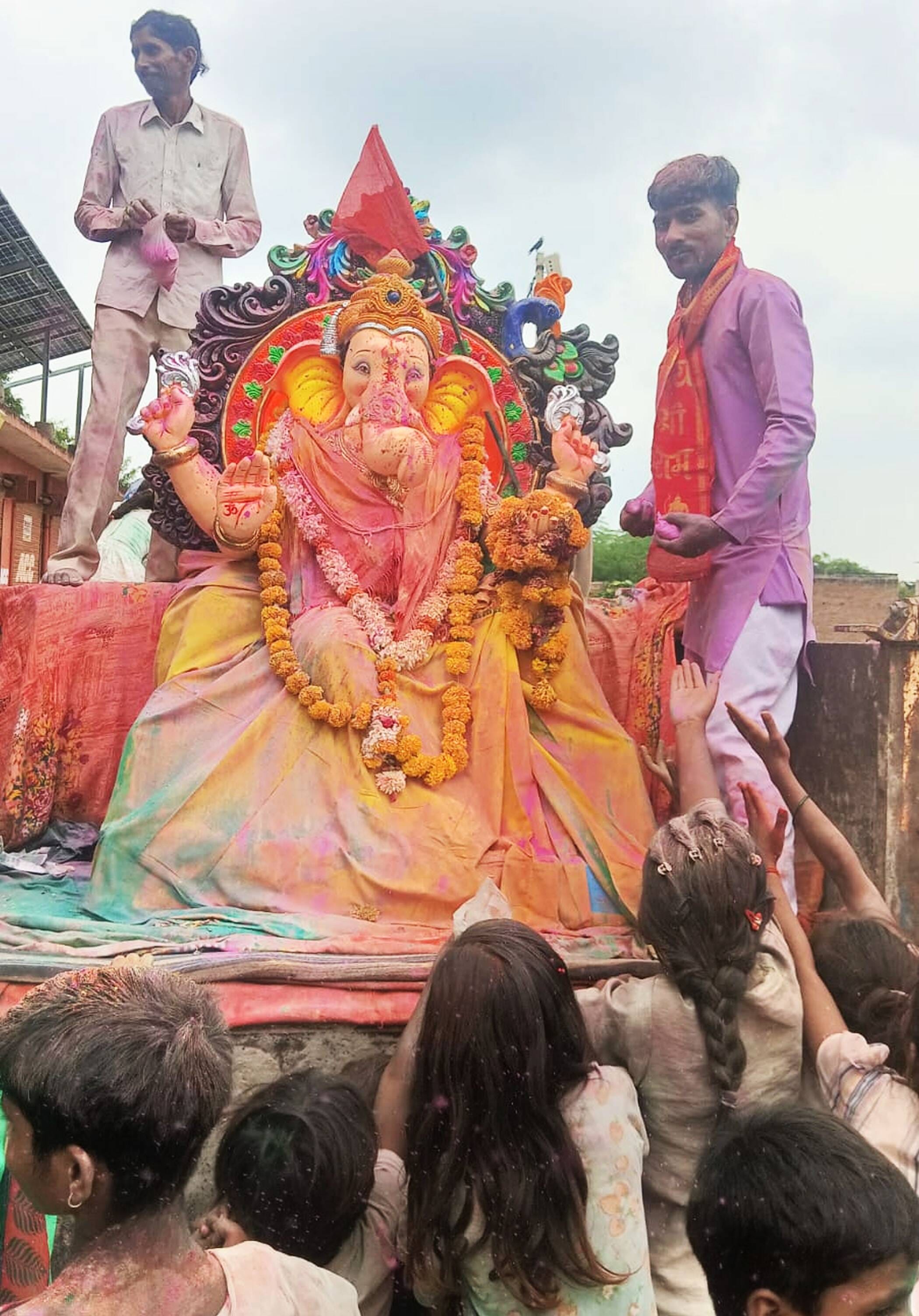 फोटो-14-अमौली में गणपति बप्पा को ले जाते भक्त। संवाद