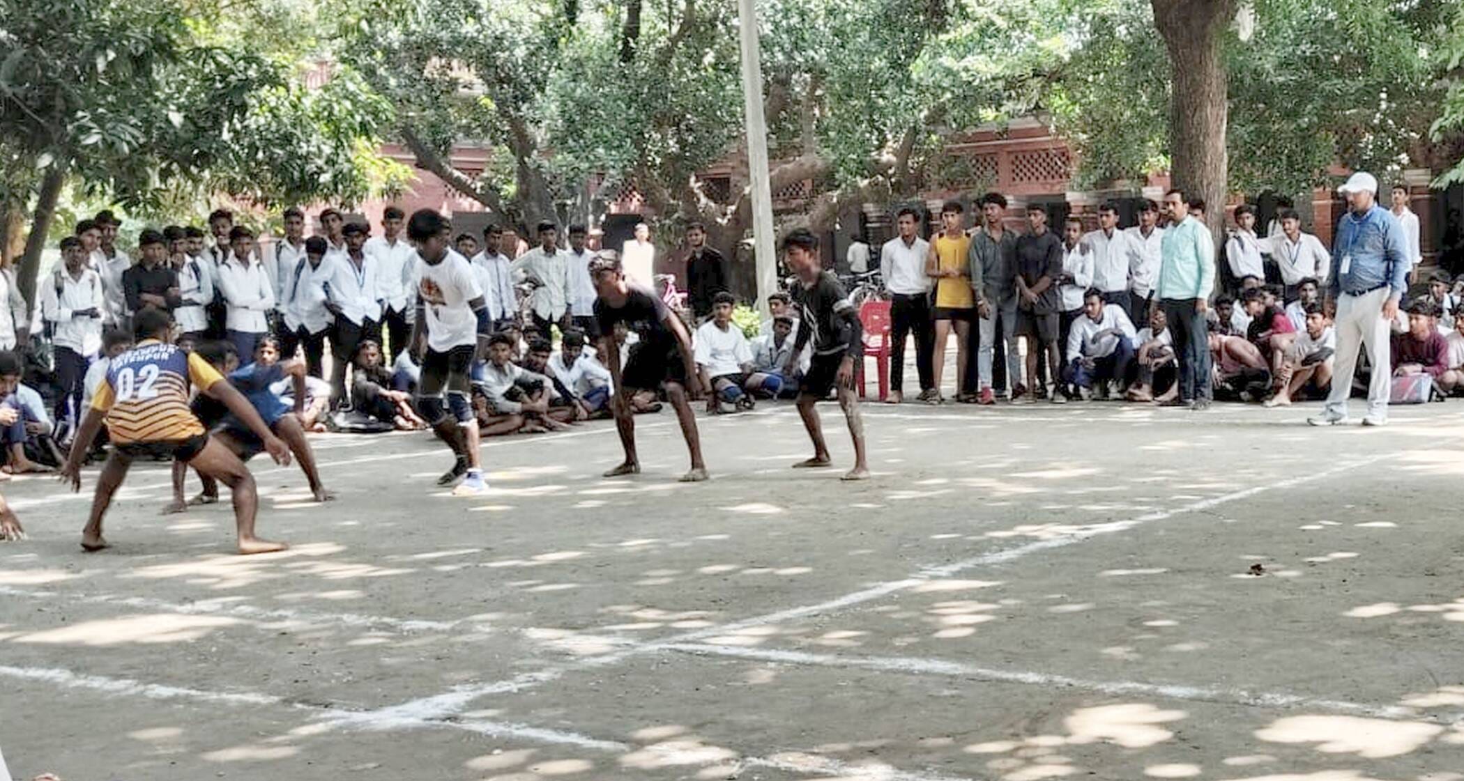 फोटो-15- धाता के चौधरी शिव सहाय सिंह इंटर कॉलेज जयरामपुर में आयोजित कबड्डी प्रतियोगिता में प्रत