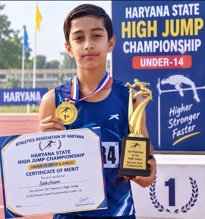 फोटो 19जेएनडी22-ऊंचीकूद में प्रदेश में प्रथम स्थान पर रहा सक्षम। स्रोत कोच
