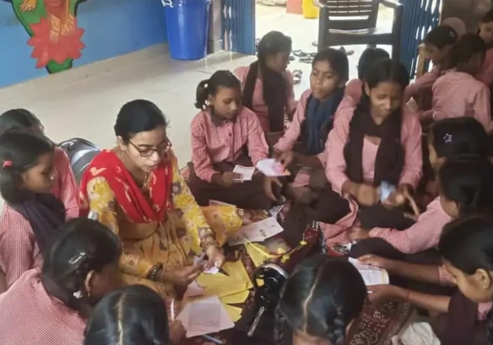 फोटो 20 एचएएमपी 02- उच्च प्राथमिक विद्यालय में पेपर बैग बनाती छात्राएं।  संवाद