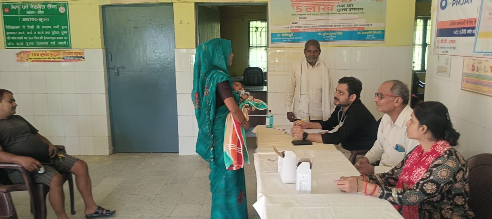फोटो -20- मेले में मरीज को देखते डॉ. शुभम मिश्रा। संवाद
