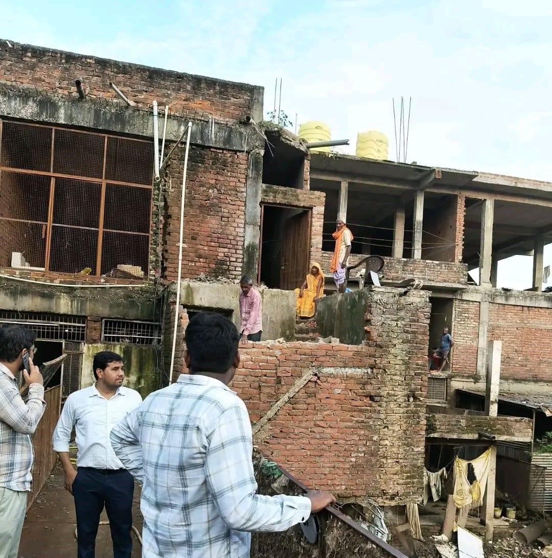 फोटो 20 सीकेटीपी 26 नदी किनारे पक्की दीवार से ईंट निकालते लोग। संवाद