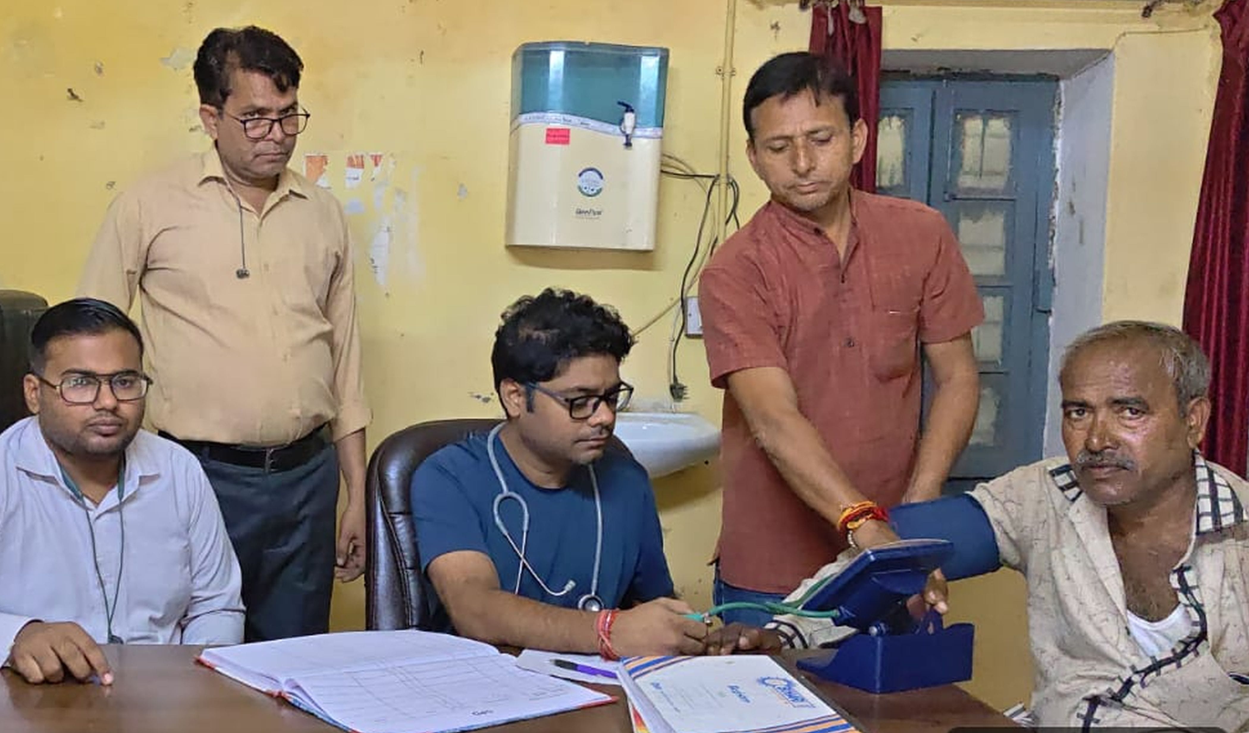 फोटो-23-चौडगरा पीएचसी गोपालगंज में मरीज देखते डाक्टर। संवाद