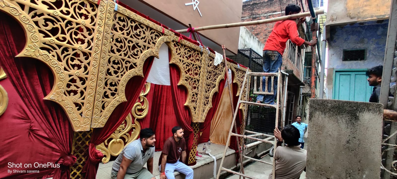 फोटो -23- गढ़ैया मोहाल में बुढ़वा मंगल पर्व पर झांकी सजाते कारीगर। संवाद