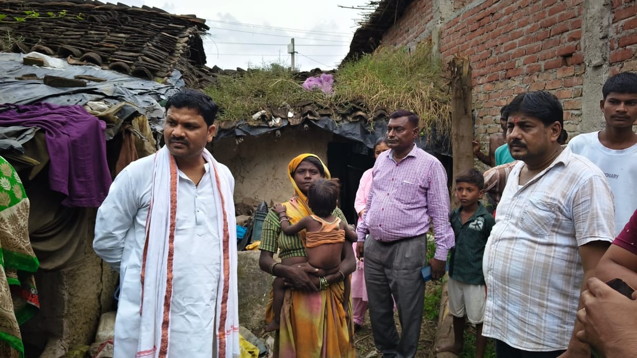Poor family cooking rice in a cowshed; video goes viral.