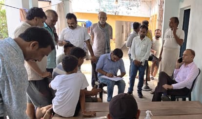 फोटो-24- रामनगर गांव में जांच करते सीएमओ। संवाद