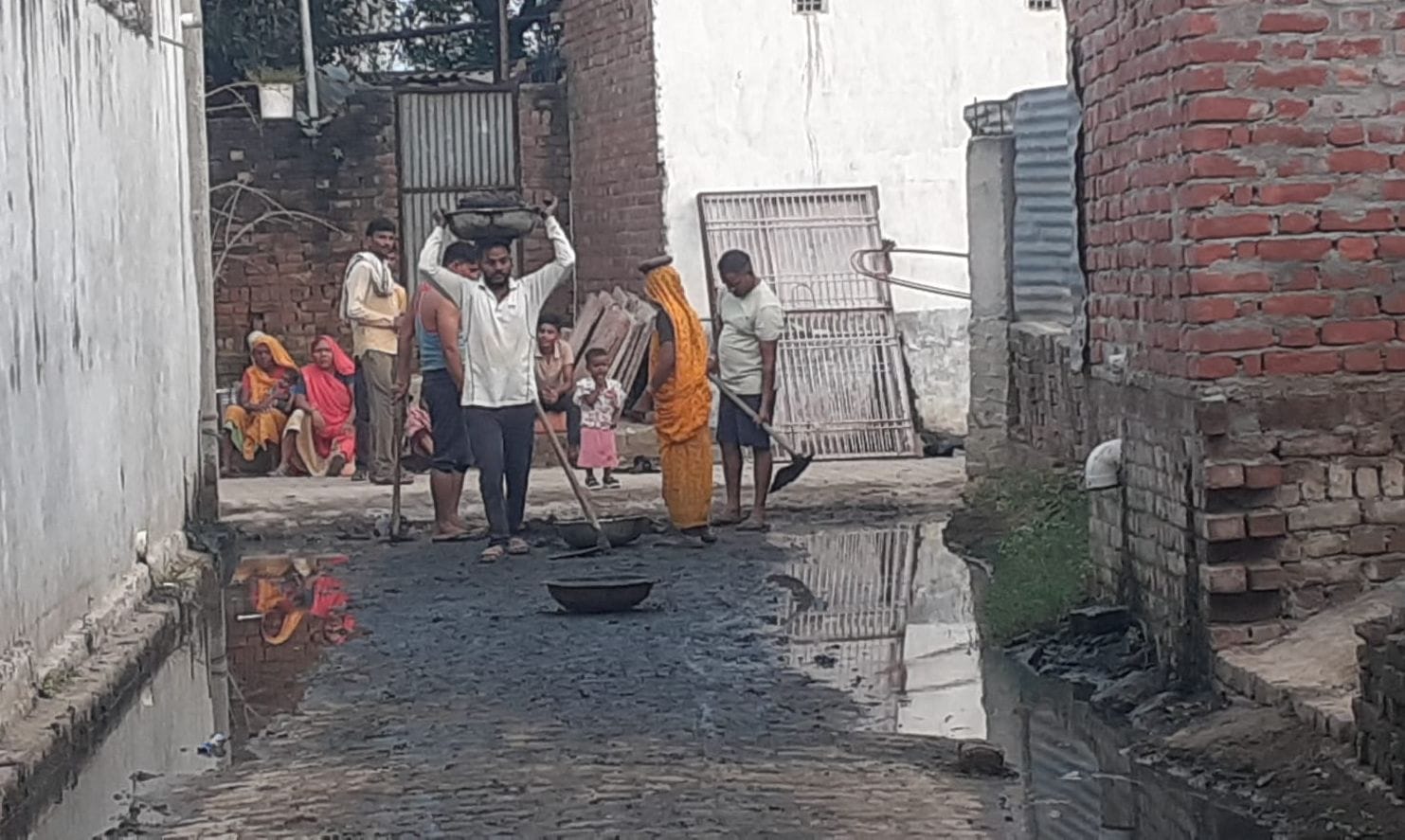 फोटो 28 - कासगंज के गांव रामपुर में स्वयं गंदगी साफ करते ग्रामीण। स्रोत : संवाद