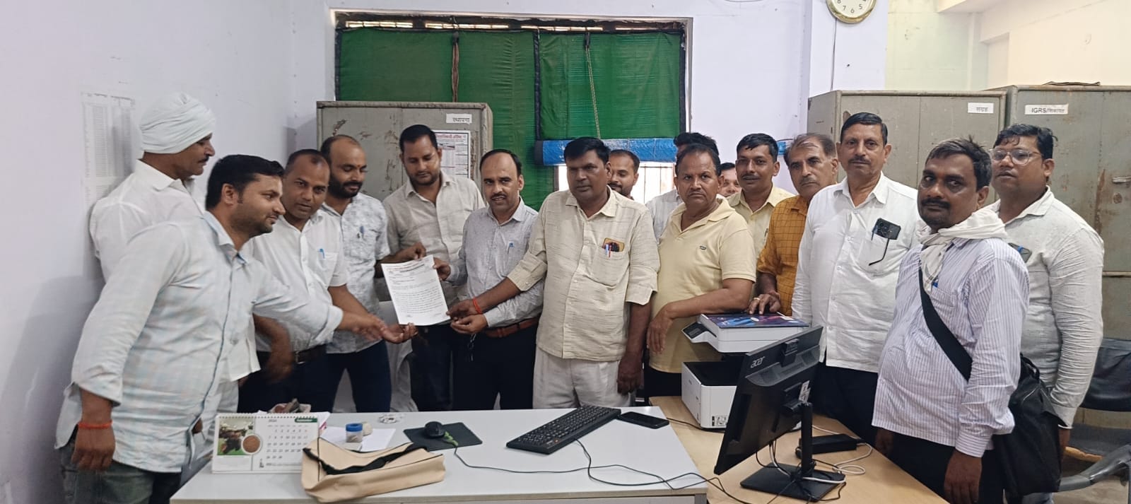 फोटो -28- सहायक आयुक्त सहकारिता कार्यालय में स्टाफ को पत्र सौंपते कर्मी। स्रोत:कर्मी