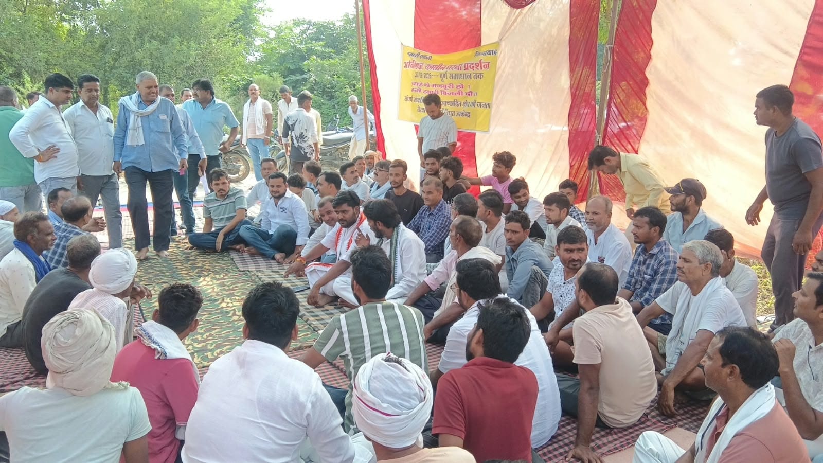 फोटो-29-विद्युत उपकेंद्र पर धरना प्रदर्शन करते ग्रामीण । संवाद