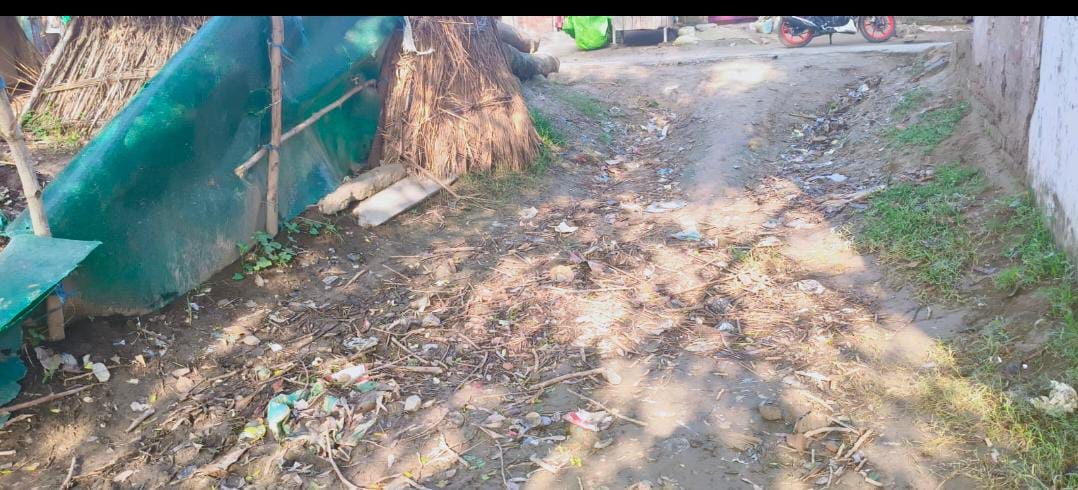 फोटो 31: बिलग्राम के घासीराम पुरवा में बाढ़ से टूटी झोपड़ी। संवाद