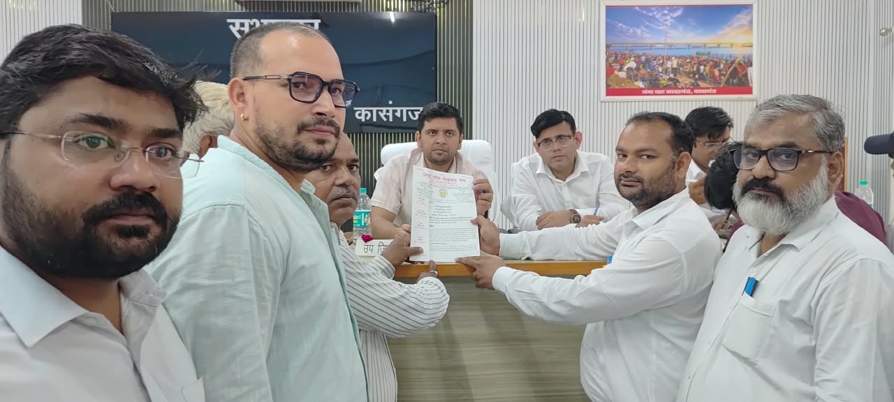 फोटो 36 - पटियाली में संपूर्ण समाधान दिवस के दौरान एसडीएम को ज्ञापन देते लेखपाल संघ के पदाधिका