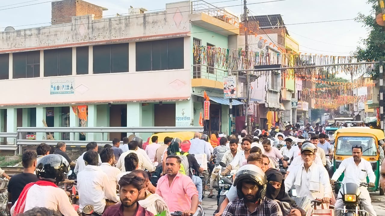 फोटो -37- क्राॅसिंग खुलने के बाद निकलते राहगीर। संवाद