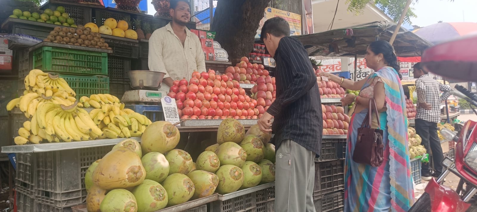 फोटो -4- दुकान में रखे नारियल के फल। संवाद