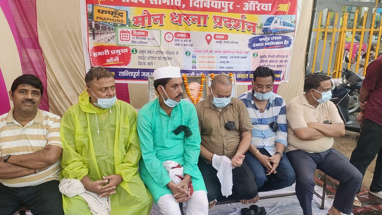 Five-hour silent sit-in protest regarding train halts at Phaphund station.