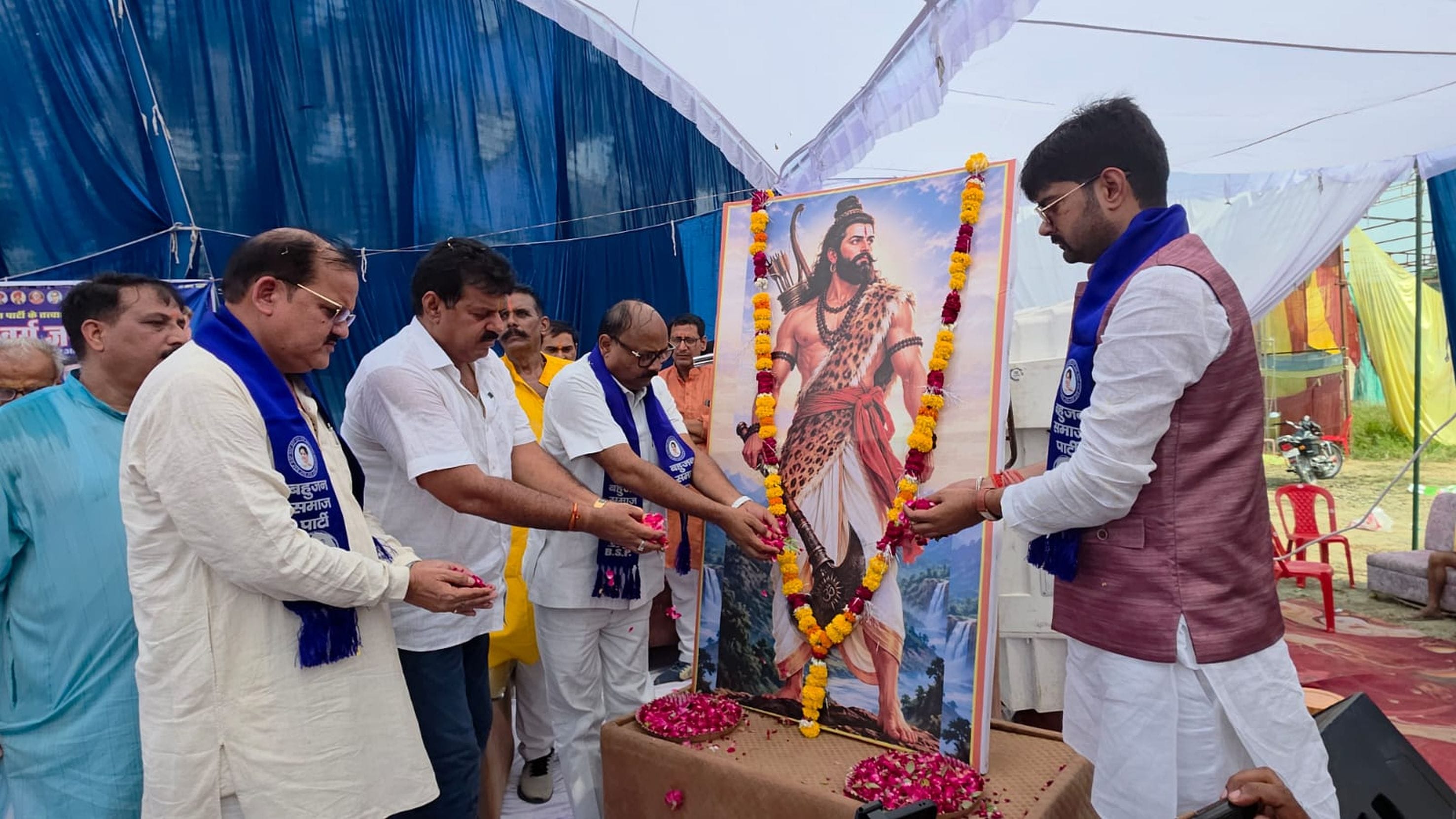 फोटो 53R -प्रदेश अध्यक्ष ने भगवान परशुराम के चित्र पर पुष्पांजलि अर्पित की-संवाद