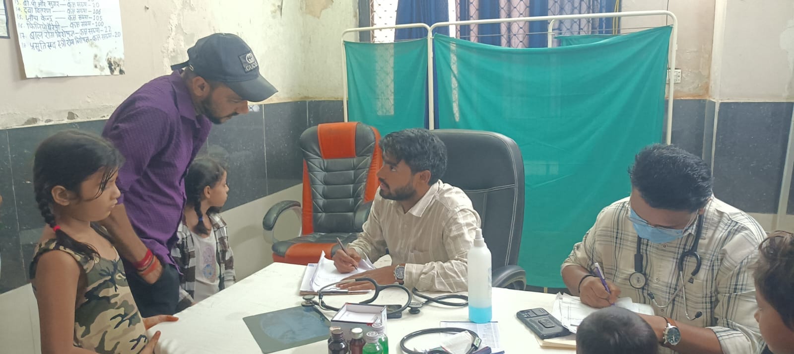 फोटो-7- बाल रोग विभाग की ओपीडी में मरीजों को परामर्श देते डॉक्टर। स्रोत:कर्मी