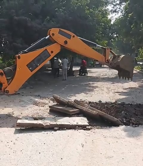 Administration's unique makeshift fix for filling potholes: placing drain slabs directly onto the road.