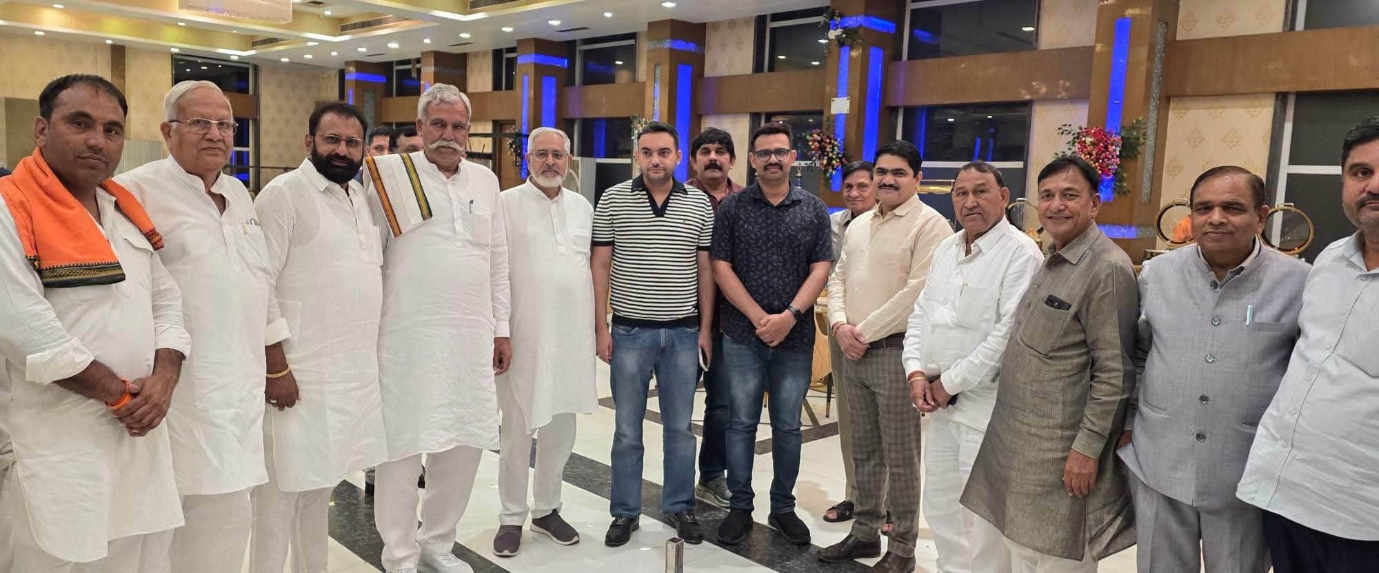 फोटो-84: विदाई समारोह में मौजूद आईपीएस अधिकारी मयंक मिश्रा व शहर के जनप्रतिनिधि। संवाद