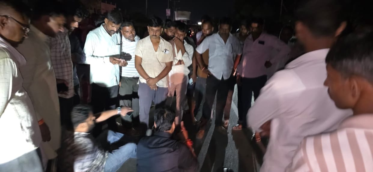 Lawyers staged a sit-in on GT Road following a dispute with the police outpost in-charge
