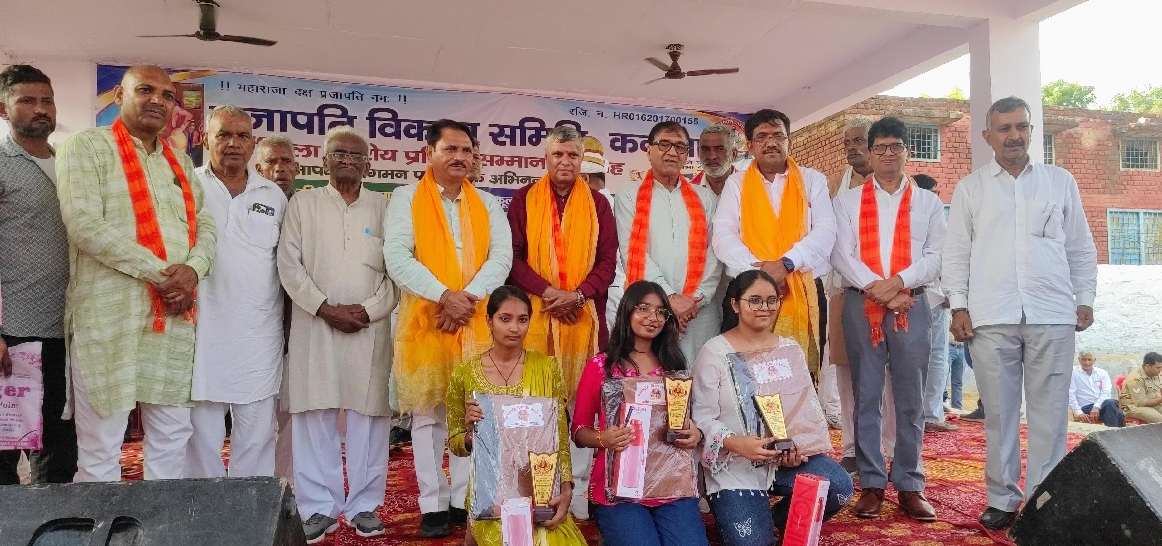 फोटो नंबर- 16गांव दौंगड़ा जाट में आयोजित कार्यक्रम में मेधावी बच्चों को सम्मानित करते हुए