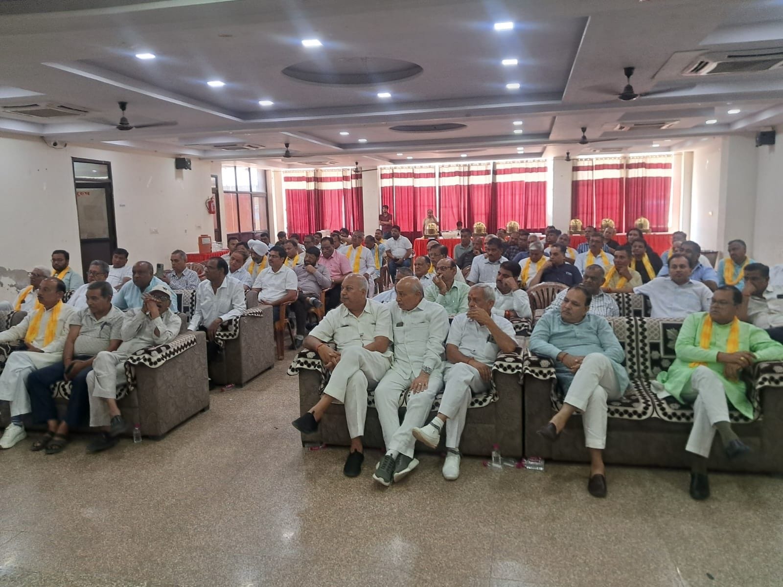 फोटो नंबर-18बैठक में मौजूद व्यापार मंडल के सदस्य। स्रोत: संगठन