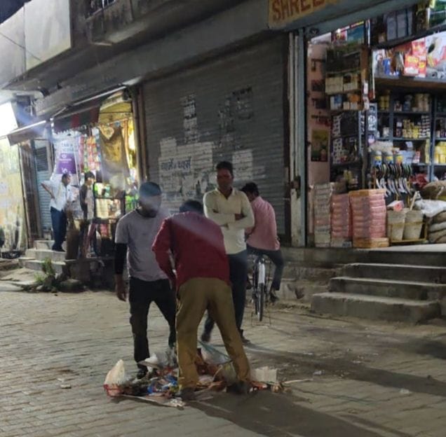 फोटो नंबर-20रात के समय कूड़ा उठान करते नप सफाई कर्मचारी। संवाद