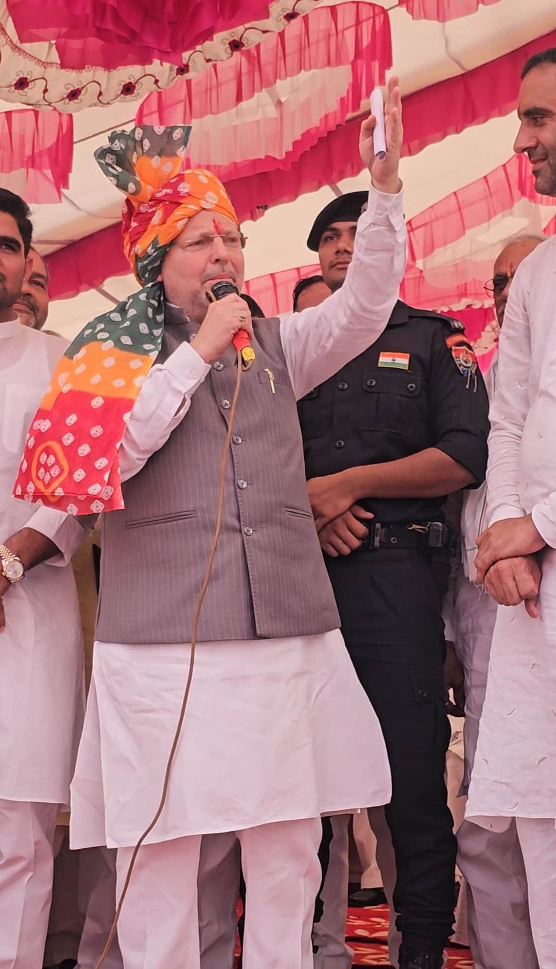फोटो नंबर 73: मंच पर रागनी सुनाते कैबिनेट मंत्री अरविंद शर्मा। (संवाद)