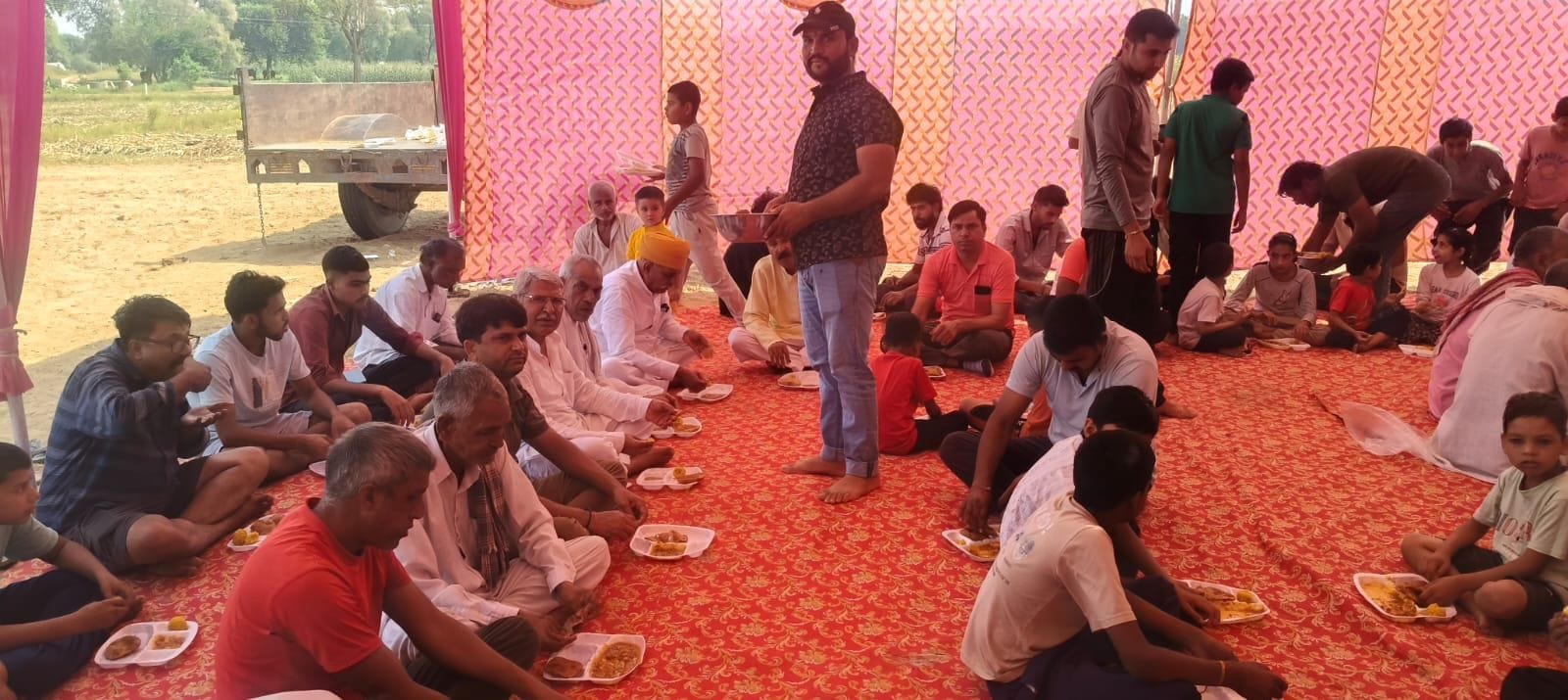 फोटो संख्या:61- गांव तलवाना में  आयोजित भंडारे में प्रसाद ग्रहण करते श्रद्धालु--स्रोत- आयोजक