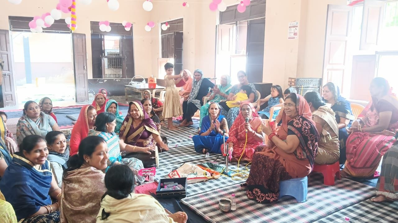 फोटो संख्या:68- ढोकलमल पार्क  कनीना कथा में प्रवचन सुनती महिलाएं--स्रोत- आयोजक