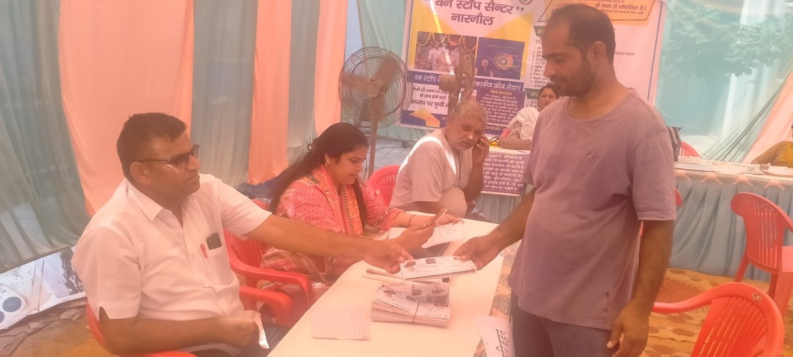फोटो संख्या:76- शिविर के दौरान  हैप्पी कार्ड लेता उपभोक्ता--संवाद